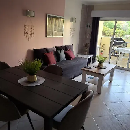 Ensoleille Balcon Et Piscine, Proche Plages *